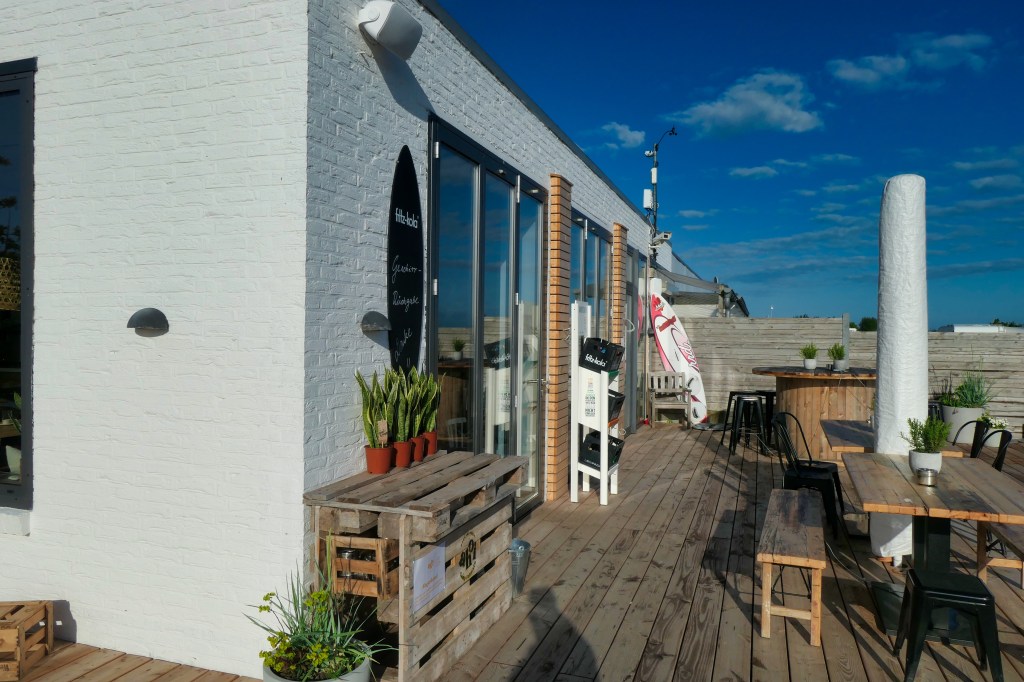 Dieses Bild hat ein leeres alt-Attribut; sein Dateiname ist eingang-cafe-sand-tropez.jpeg